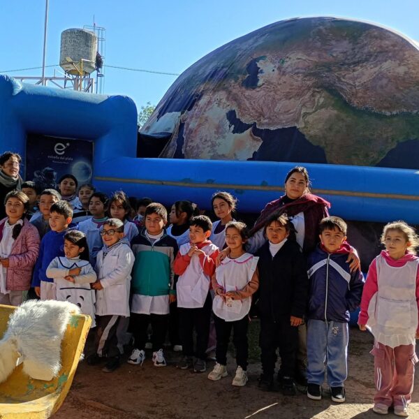 El Planetario Móvil brindó una jornada de aprendizaje y diversión en El Quemado