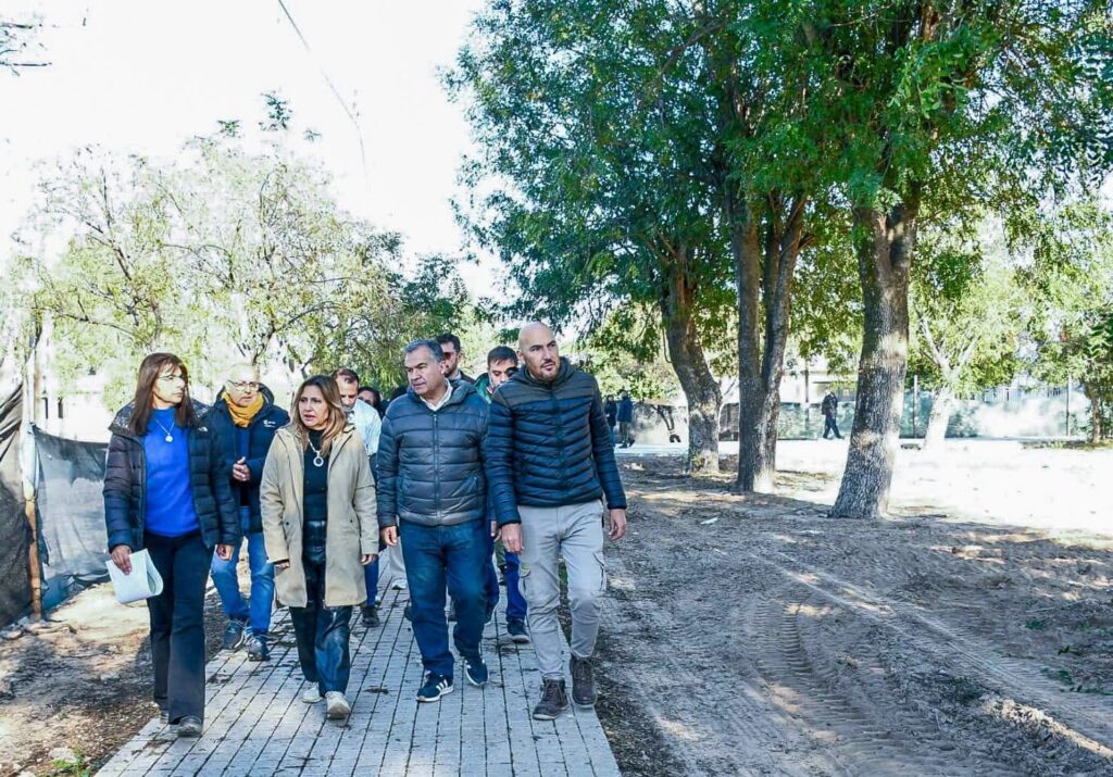 Fuentes y Benavente supervisaron la obra de puesta en valor de la plaza Borges en el barrio Huaico Hondo