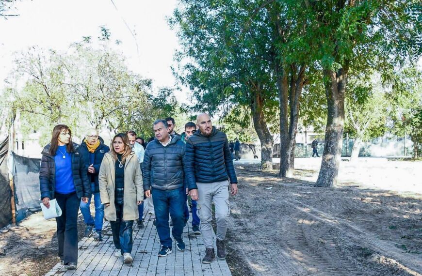 Fuentes y Benavente supervisaron la obra de puesta en valor de la plaza Borges en el barrio Huaico Hondo