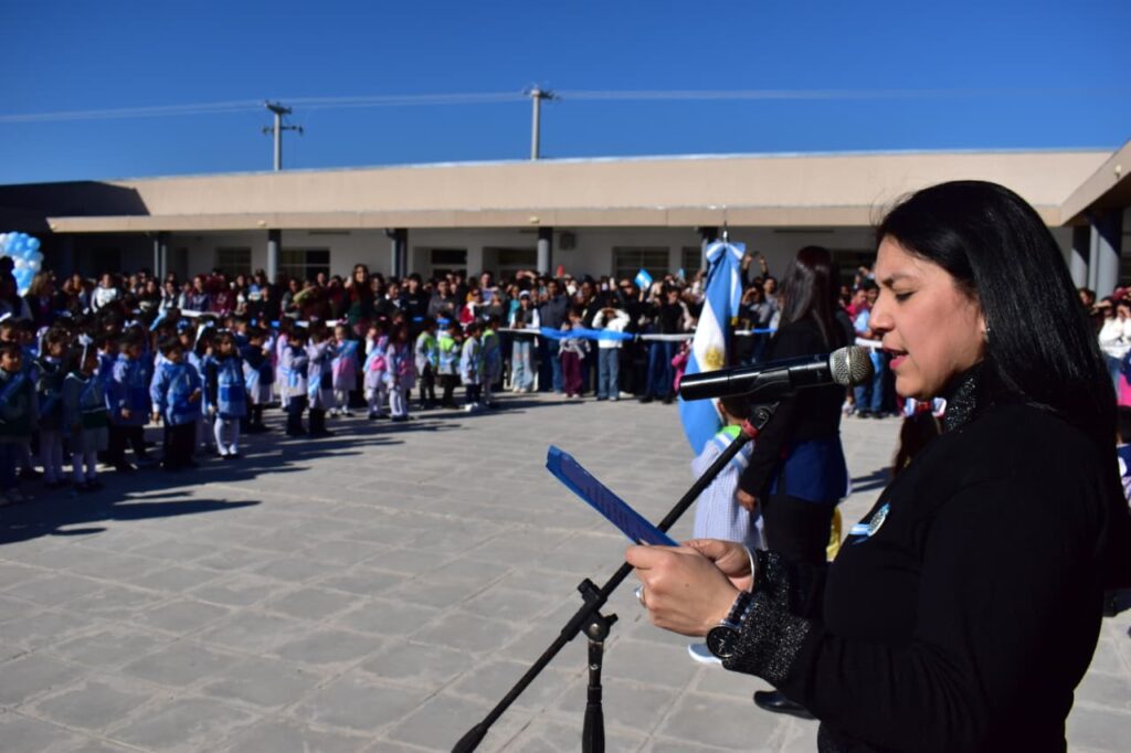 Yanina Iturre tomó la promesa de cariño a más de doscientos niños y niñas de jardines municipales Yanina Iturre tomó la promesa de cariño a más de doscientos niños y niñas de jardines municipales