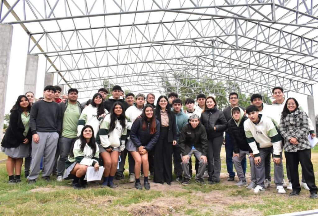 Estudiantes de Fernández recorrieron una de las obras más importantes de la ciudad Estudiantes de Fernández recorrieron una de las obras más importantes de la ciudad