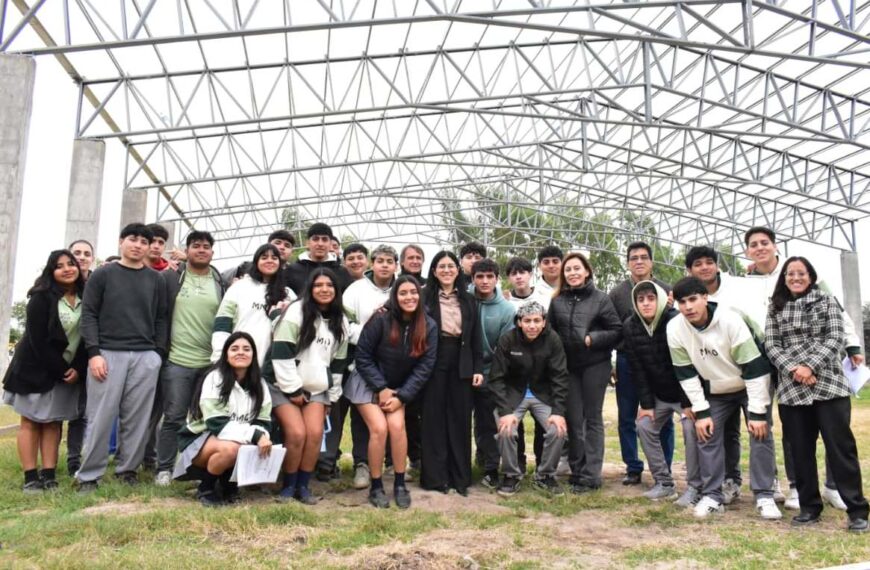 Estudiantes de Fernández recorrieron una de las obras más importantes de la ciudad