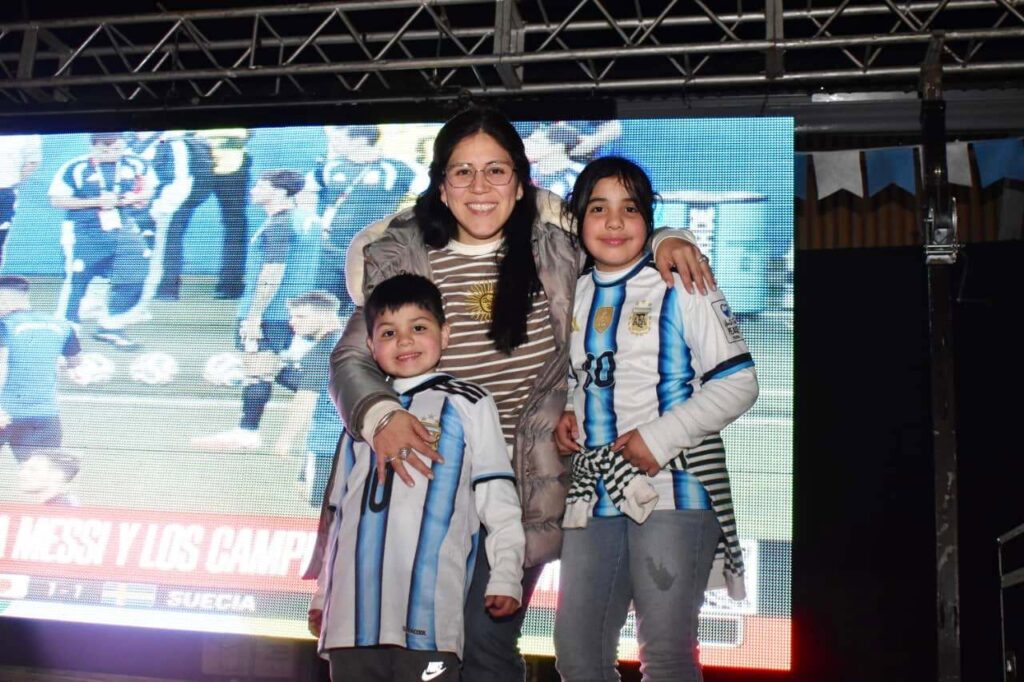 Fernández vivió una noche de pasión mundialista junto a la Selección Argentina en el Paseo Capital del Agro