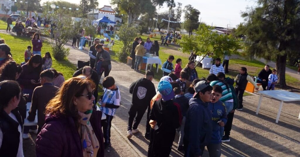 En la plaza San Martín de Pinto se realizó una jornada recreativa “celeste y blanca” En la plaza San Martín de Pinto se realizó una jornada recreativa “celeste y blanca”