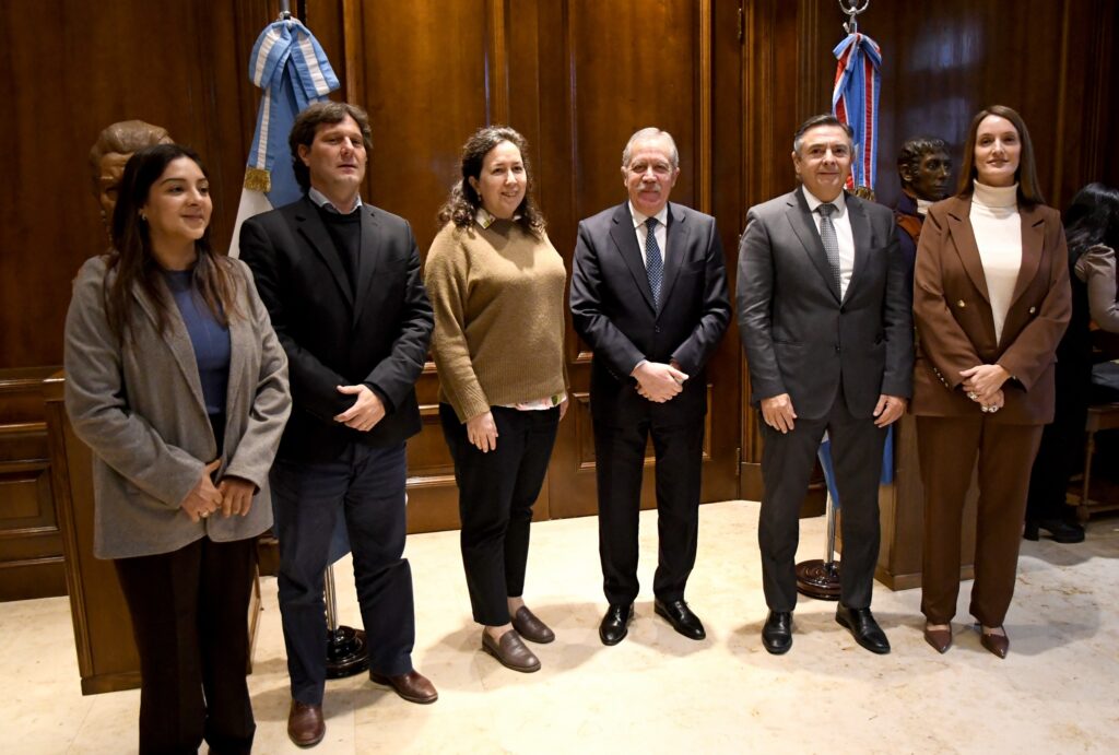 El Gobernador recibió a representantes de FAO Argentina para la presentación del Plan Provincial de Restauración de Bosques Nativos El Gobernador recibió a representantes de FAO Argentina para la presentación del Plan Provincial de Restauración de Bosques Nativos