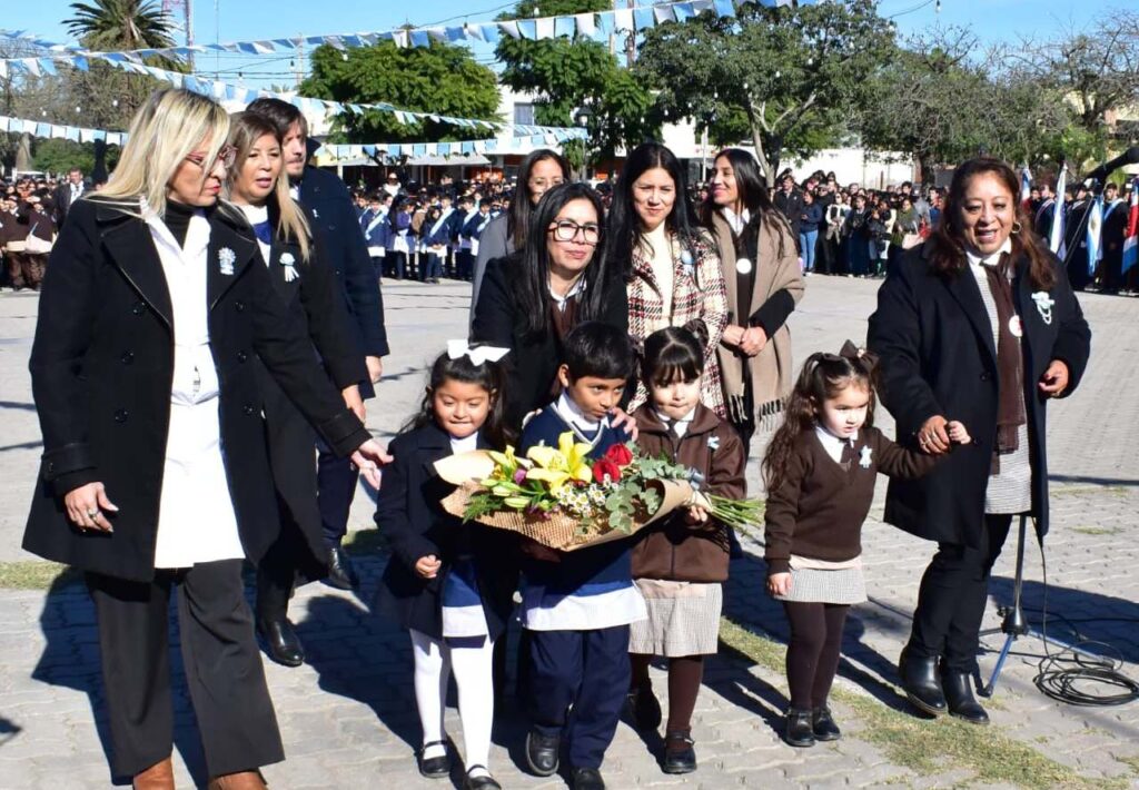 Fernández se vistió de celeste y blanco en un emotivo y multitudinario homenaje a Manuel Belgrano en el día de la Bandera Nacional Fernández se vistió de celeste y blanco en un emotivo y multitudinario homenaje a Manuel Belgrano en el día de la Bandera Nacional