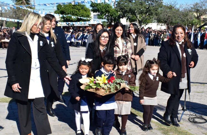 Fernández se vistió de celeste y blanco en un emotivo y multitudinario homenaje a Manuel Belgrano en el día de la Bandera Nacional