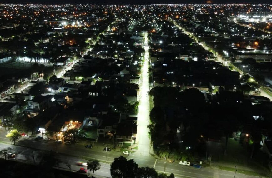 Norma Fuentes y Mario Benavente inauguraron la nueva iluminación LED de calle Luis Braile