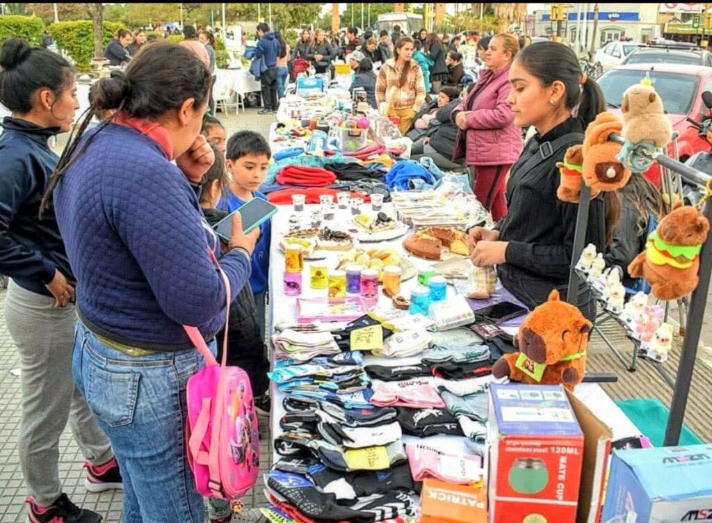 Promueven el emprendedurismo con la “Feria Especial del Día del Padre” en La Banda