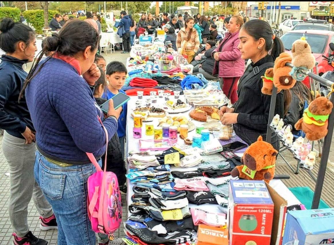 Promueven el emprendedurismo con la “Feria Especial del Día del Padre” en La Banda