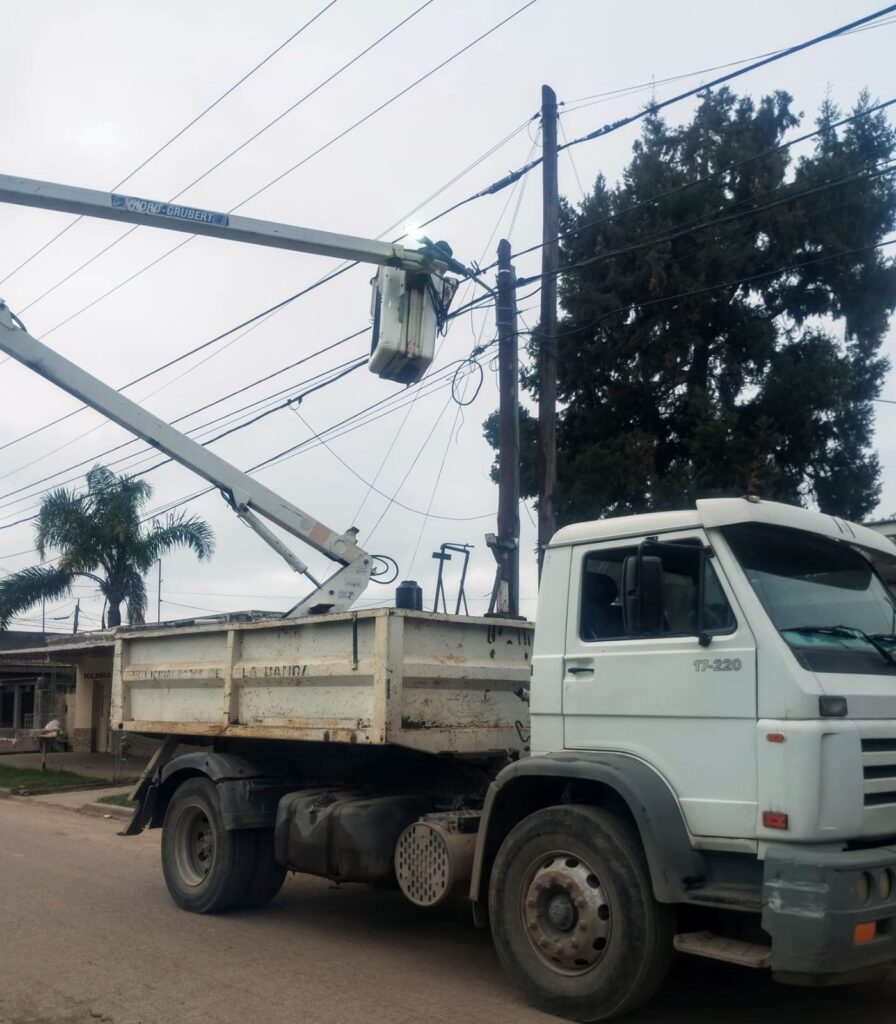 Avanza los trabajos de reconversión y recambio de luminarias en distintos barrios de La Banda Avanza los trabajos de reconversión y recambio de luminarias en distintos barrios de La Banda