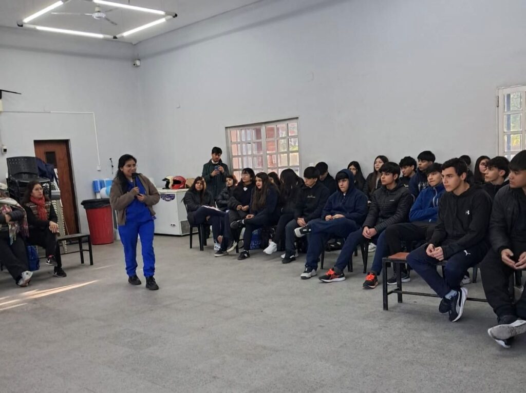 Personal municipal bandeño realizó un taller sobre bullying en el Colegio Santiago Apóstol Personal municipal bandeño realizó un taller sobre bullying en el Colegio Santiago Apóstol