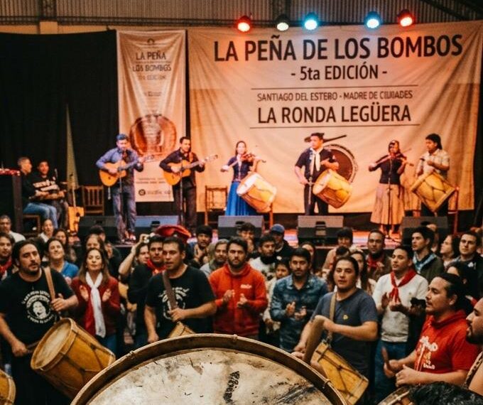 La Peña de los Bombos vuelve a reunir al folclore en el aniversario de Santiago del Estero