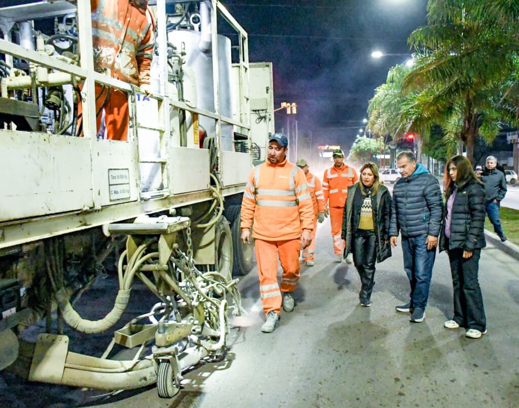 La intendente Fuentes y el secretario Benavente supervisaron la demarcación de carriles en la avenida Belgrano La intendente Fuentes y el secretario Benavente supervisaron la demarcación de carriles en la avenida Belgrano