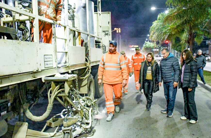 La intendente Fuentes y el secretario Benavente supervisaron la demarcación de carriles en la avenida Belgrano