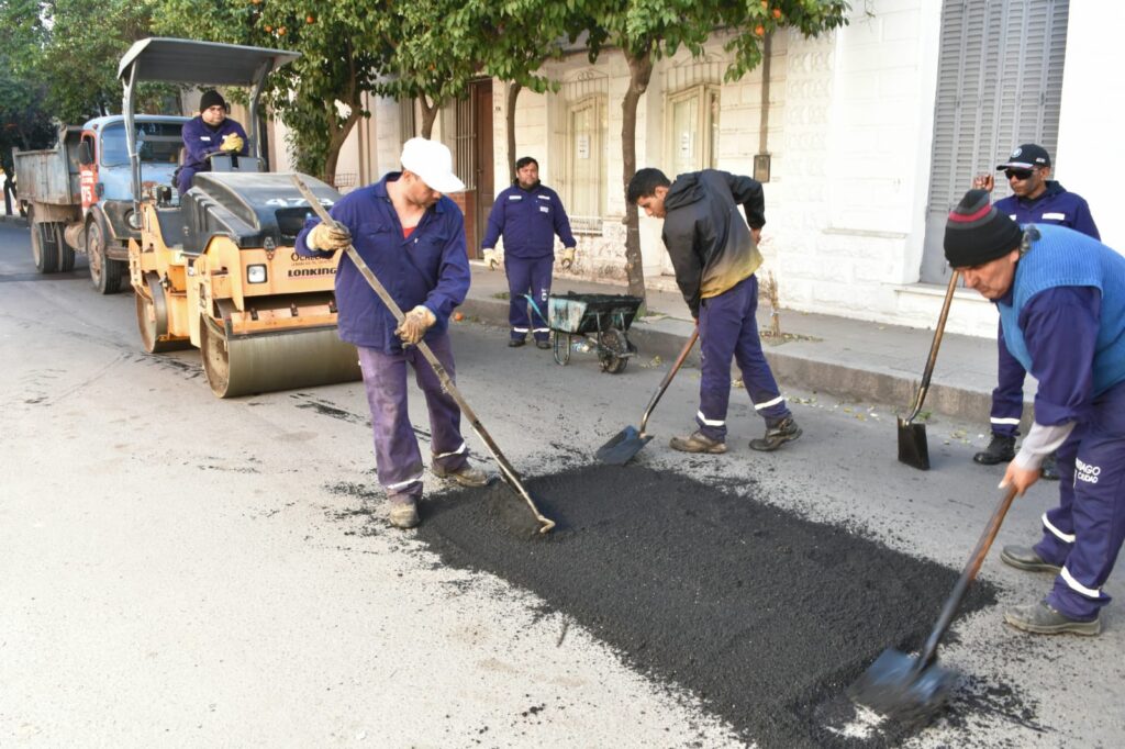 Trabajan en el mantenimiento de calles en el microcentro de Capital