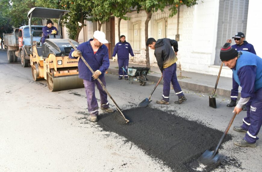 Trabajan en el mantenimiento de calles en el microcentro de Capital