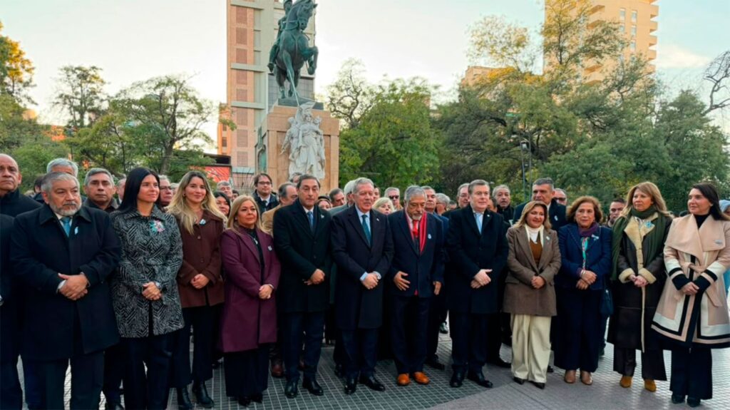 Santiago del Estero conmemora el Día de la Independencia con el acto oficial en Plaza Libertad Santiago del Estero conmemora el Día de la Independencia con el acto oficial en Plaza Libertad