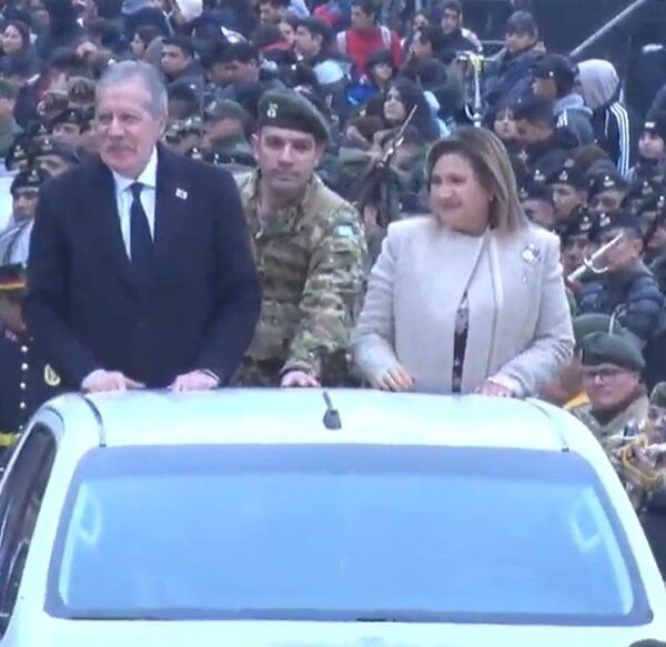 Así se vive el desfile por el cumpleaños de Santiago del Estero en el Parque Aguirre  