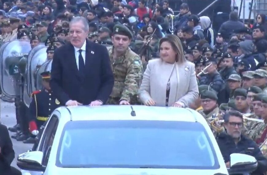 Así se vive el desfile por el cumpleaños de Santiago del Estero en el Parque Aguirre  