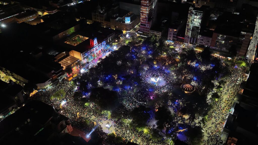 Una multitud celebró en Plaza Libertad la vigilia por los 473 años de Santiago del Estero Una multitud celebró en Plaza Libertad la vigilia por los 473 años de Santiago del Estero