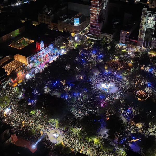 Una multitud celebró en Plaza Libertad la vigilia por los 473 años de Santiago del Estero