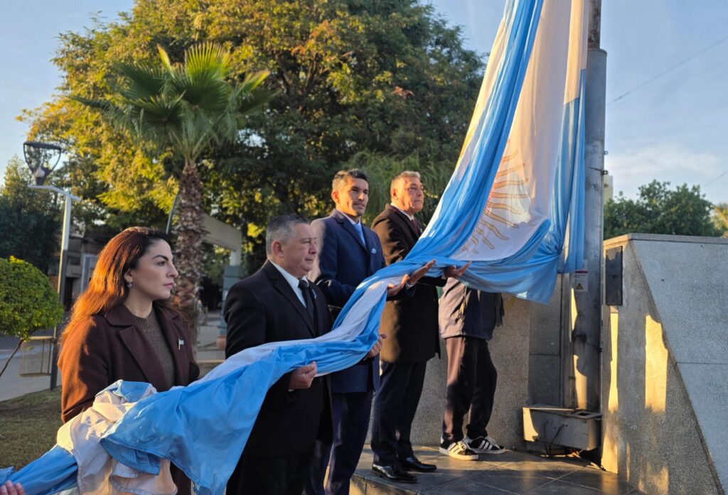 Nediani dio inicio a los actos por el 9 de Julio con el tradicional izamiento de la Bandera