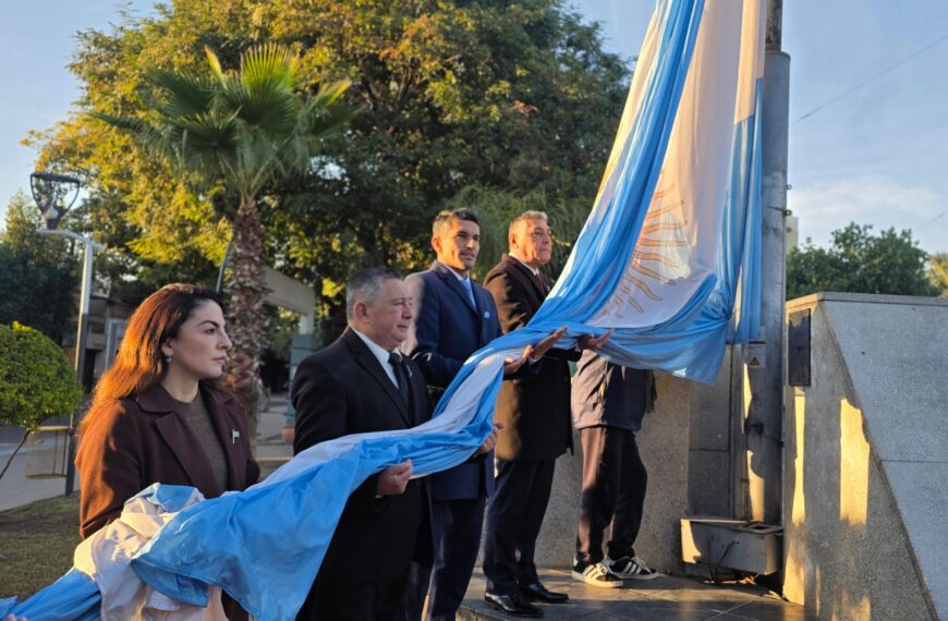 Nediani dio inicio a los actos por el 9 de Julio con el tradicional izamiento de la Bandera