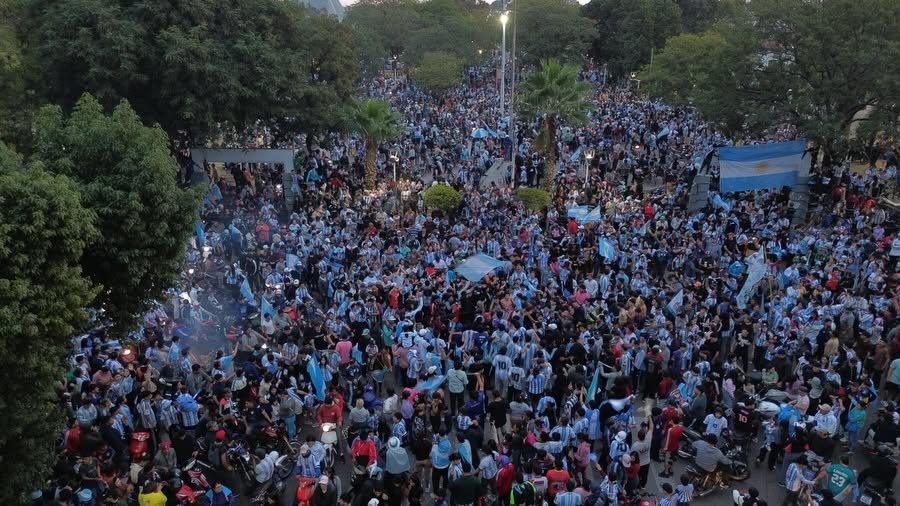 La Banda se tiñó de celeste y blanco para celebrar unida la clasificación de la Selección Argentina La Banda se tiñó de celeste y blanco para celebrar unida la clasificación de la Selección Argentina