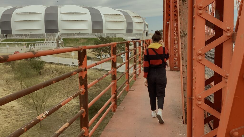 “Bariloche del Estero” llega al Teatro del Pueblo con una mirada documental sobre la identidad y los vínculos