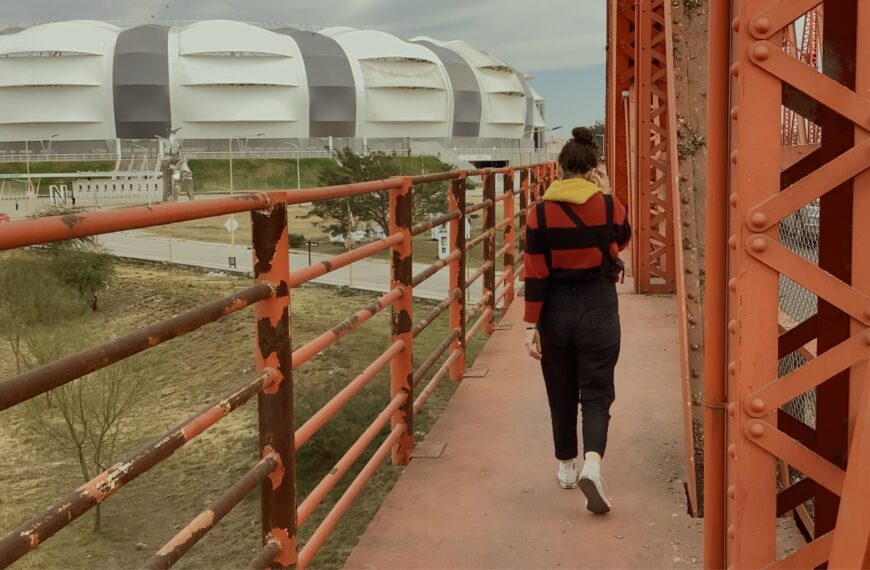 “Bariloche del Estero” llega al Teatro del Pueblo con una mirada documental sobre la identidad y los vínculos