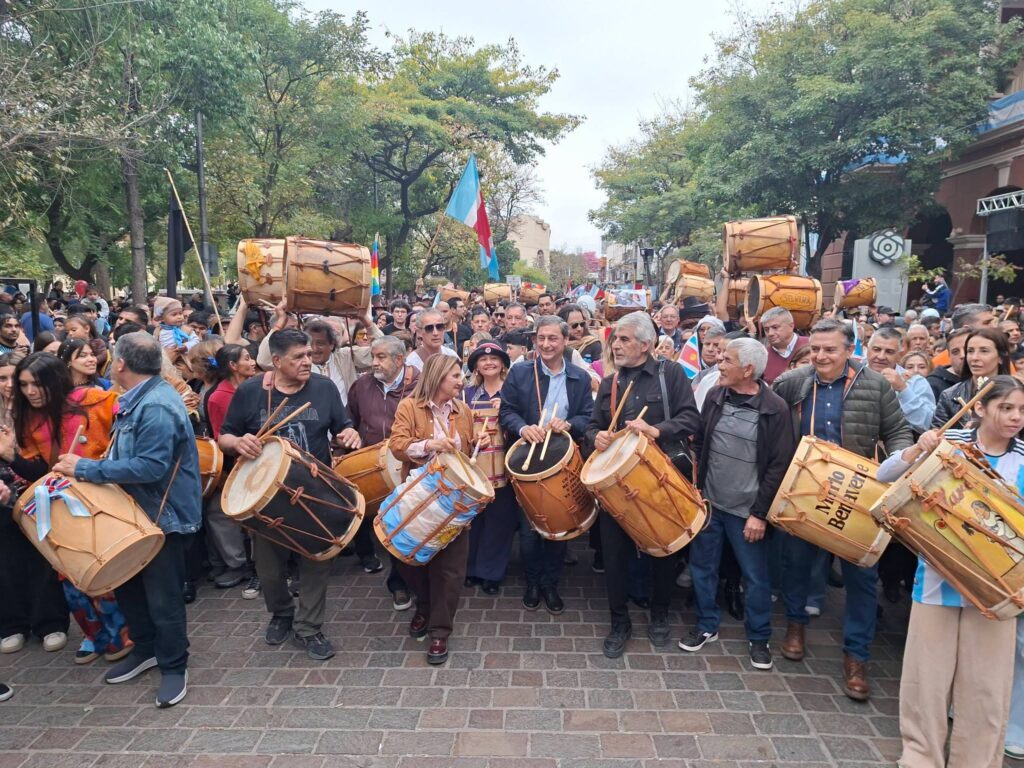 Miles de bombos hicieron latir a Santiago del Estero en una multitudinaria marcha Miles de bombos hicieron latir a Santiago del Estero en una multitudinaria marcha