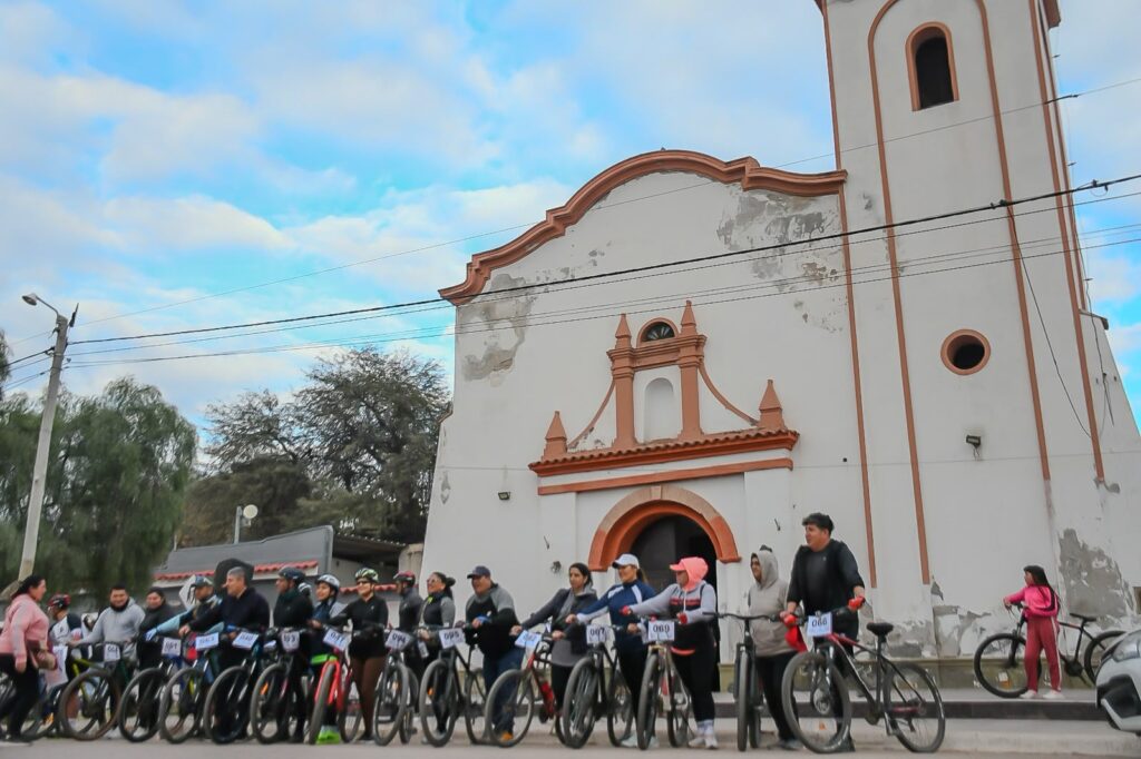 Más de cien ciclistas participaron de la primera travesía por los pueblos más antiguos de Atamisqui