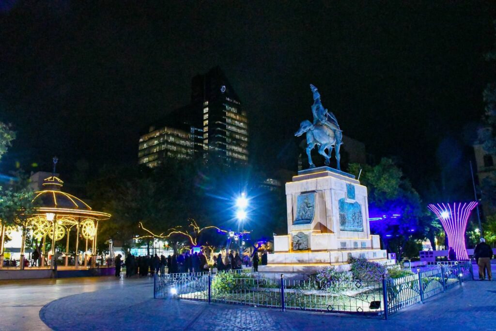 Habilitaron el encendido de luces ornamentales del microcentro por el mes aniversario de la Madre de Ciudades