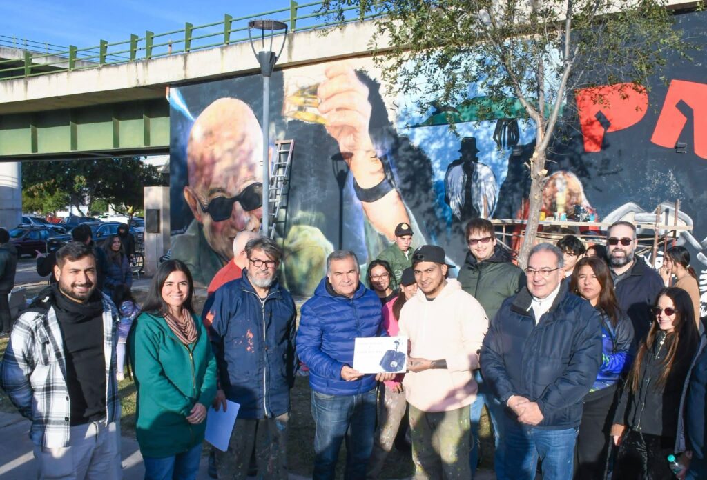 Realizan un homenaje al Indio Solari en el Paseo de los Food Trucks Realizan un homenaje al Indio Solari en el Paseo de los Food Trucks