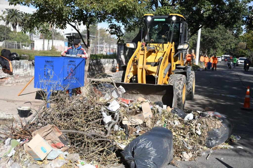 Realizan trabajos de limpieza y colocación de cestos en el barrio Belgrano Realizan trabajos de limpieza y colocación de cestos en el barrio Belgrano