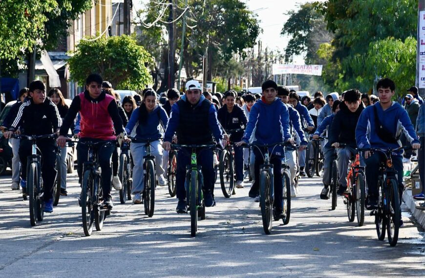 Multitudinaria bicicleteada familiar en Loreto por el 142° aniversario