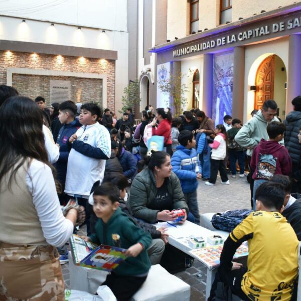 ¿Te faltan figuritas? Este sábado vuelve la “Cambiatón Mundialista” en la explanada de la “Muni”