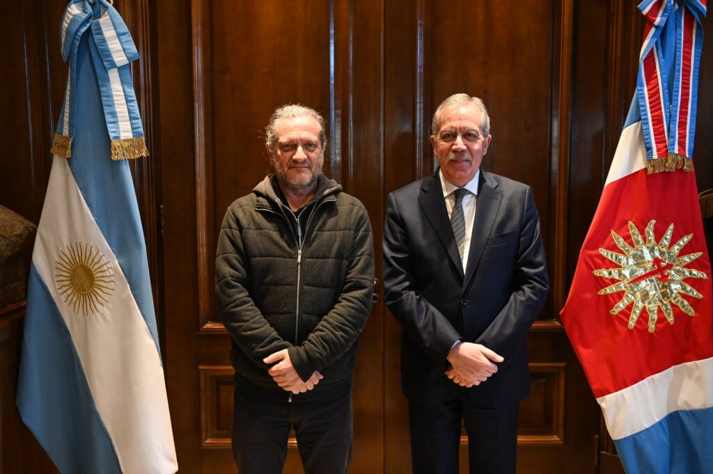Darío Sztajnszrajber en Santiago: filosofía, democracia y diálogo con las nuevas generaciones Darío Sztajnszrajber en Santiago: filosofía, democracia y diálogo con las nuevas generaciones
