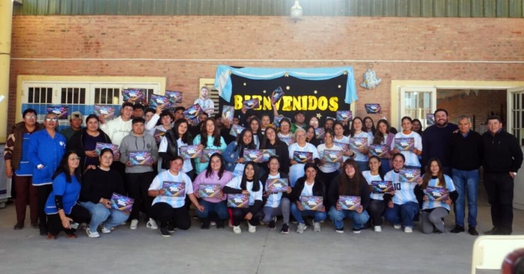 Pinto: Entregan tables a los alumnos de la Escuela N° 28 Pinto: Entregan tables a los alumnos de la Escuela N° 28