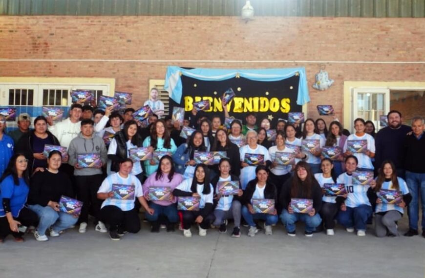 Pinto: Entregan tables a los alumnos de la Escuela N° 28
