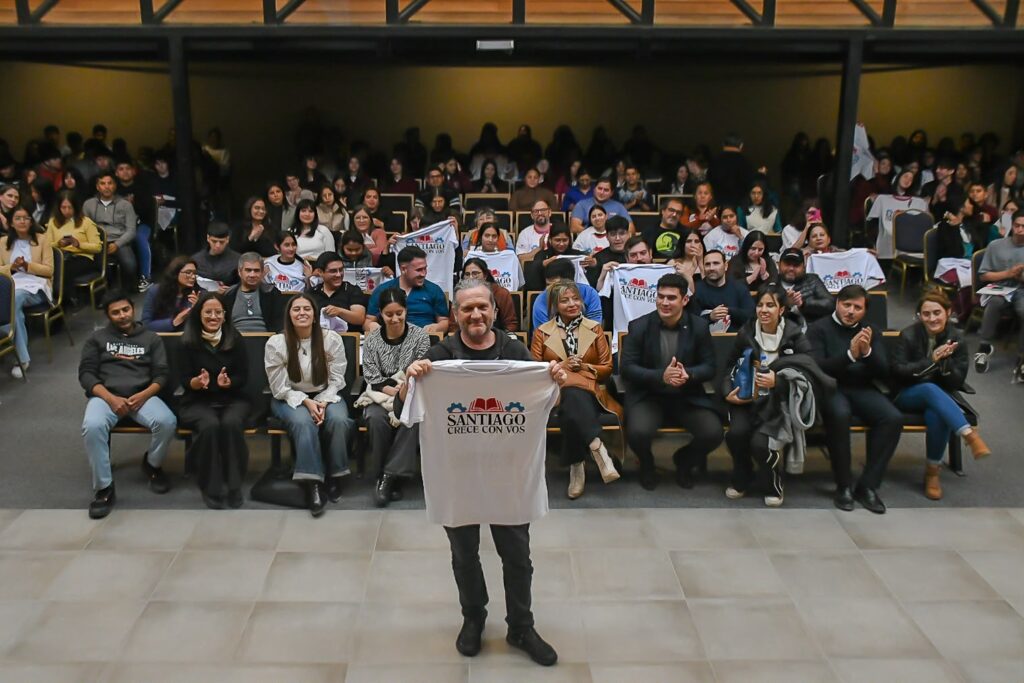 Cientos de jóvenes participaron en Fernández de un conversatorio con Darío Sztajnszrajber