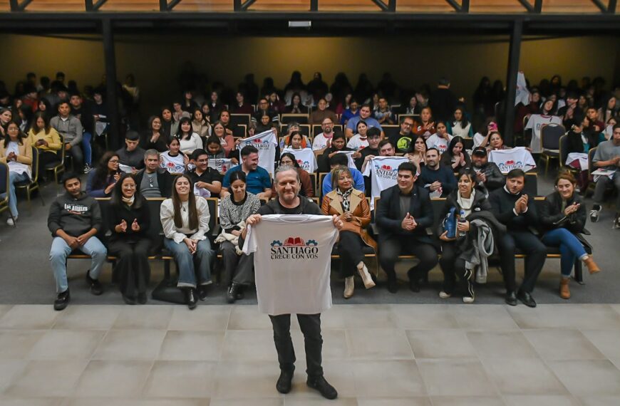 Cientos de jóvenes participaron en Fernández de un conversatorio con Darío Sztajnszrajber