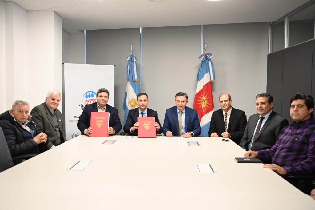 El Gobierno provincial firmó un convenio con el Colegio de Ingenieros Agrónomos para fortalecer las Agencias de Desarrollo Territorial El Gobierno provincial firmó un convenio con el Colegio de Ingenieros Agrónomos para fortalecer las Agencias de Desarrollo Territorial