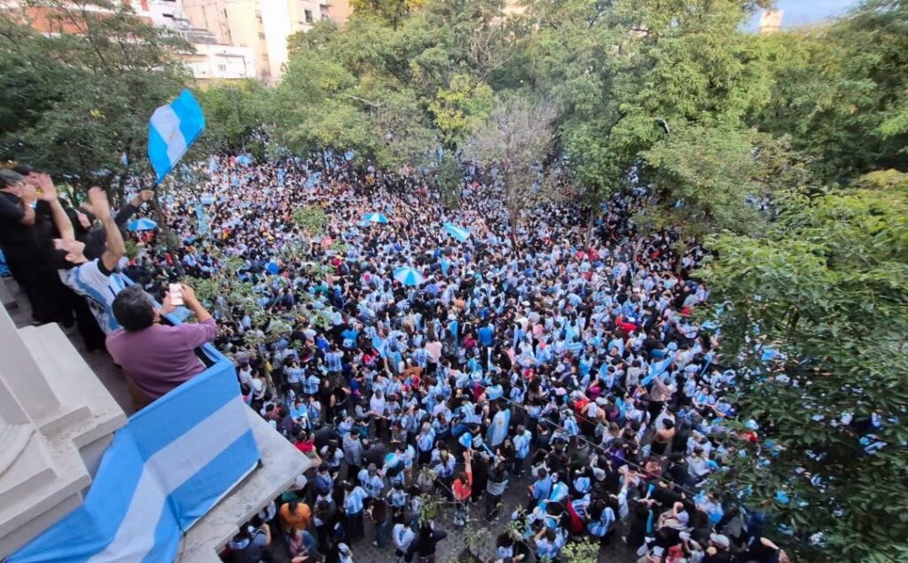 Miles de santiagueños coparon la Plaza Libertad para celebrar el pase de la Scaloneta a la final del Mundial Miles de santiagueños coparon la Plaza Libertad para celebrar el pase de la Scaloneta a la final del Mundial