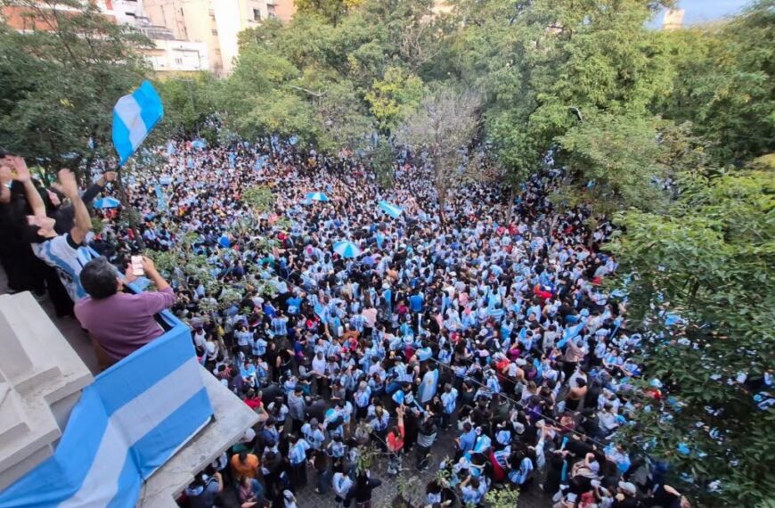 Miles de santiagueños coparon la Plaza Libertad para celebrar el pase de la Scaloneta a la final del Mundial