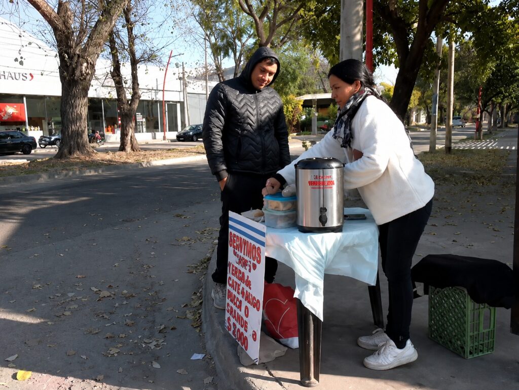 Buscó trabajo, no lo encontró y decidió emprender: la historia de Sofía y su café al paso Buscó trabajo, no lo encontró y decidió emprender: la historia de Sofía y su café al paso