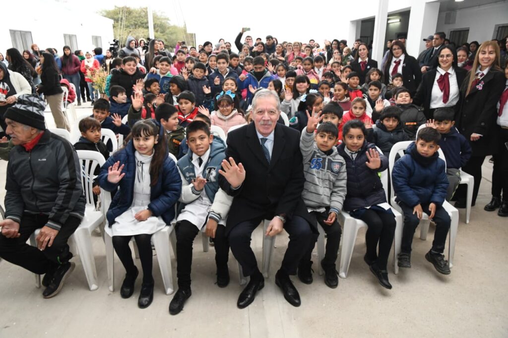 El gobernador Elías Suárez inauguró importantes obras en tres instituciones educativas del departamento Banda El gobernador Elías Suárez inauguró importantes obras en tres instituciones educativas del departamento Banda
