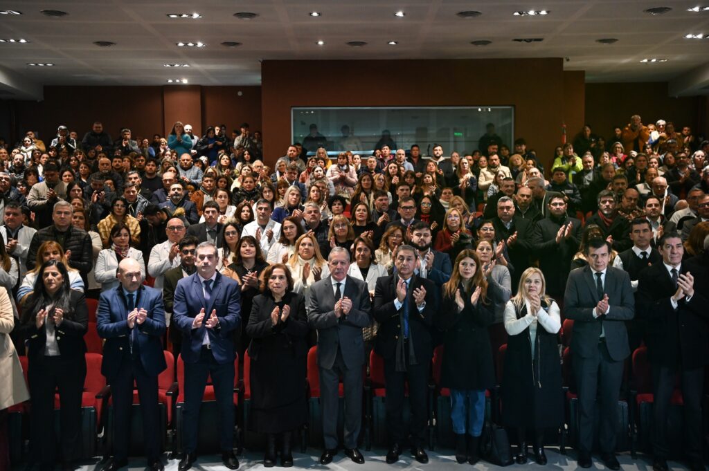 El gobernador presidió el acto por el Día del Médico Rural y ratificó el compromiso con la salud pública El gobernador presidió el acto por el Día del Médico Rural y ratificó el compromiso con la salud pública
