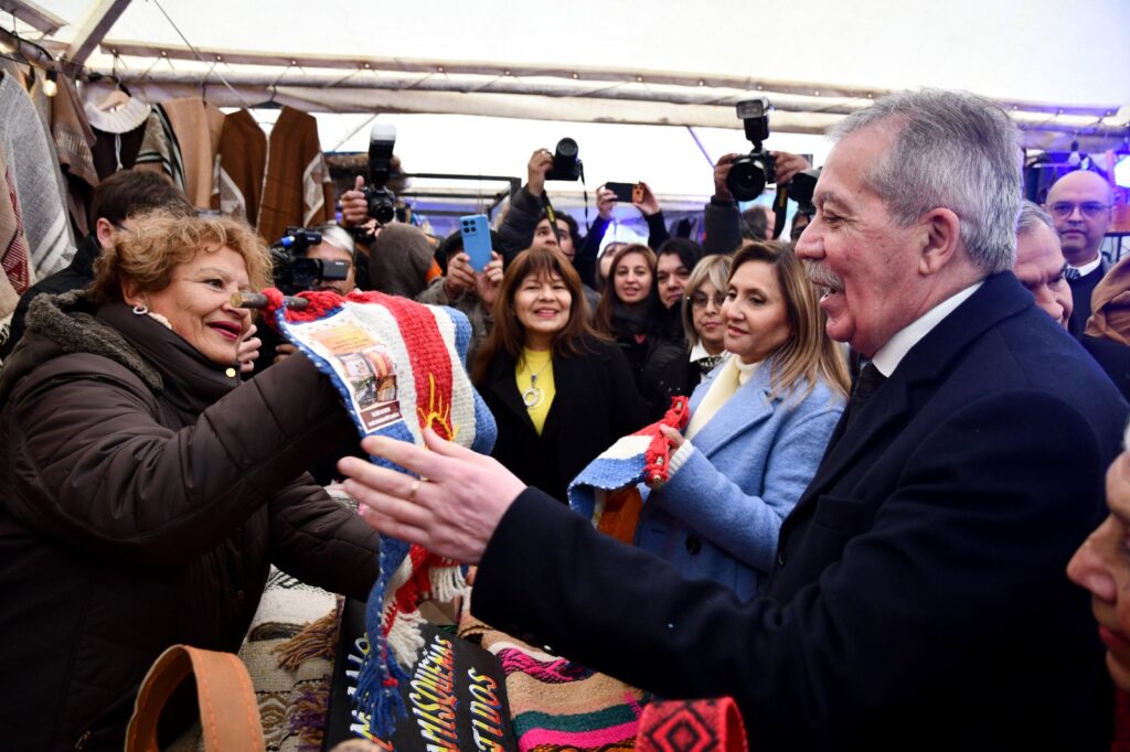 El gobernador participó de la inauguración de la feria artesanal en el Parque Aguirre El gobernador participó de la inauguración de la feria artesanal en el Parque Aguirre